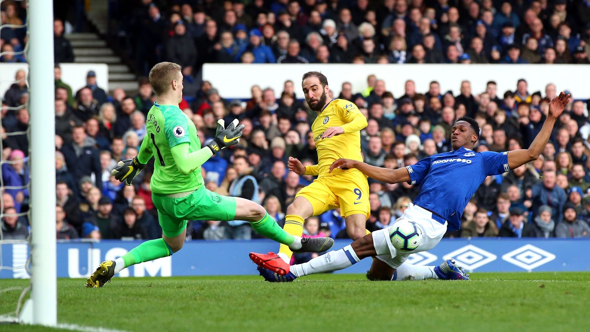 Yerry Mina Gonzalo Higuain Everton Chelsea Premier League 17032019