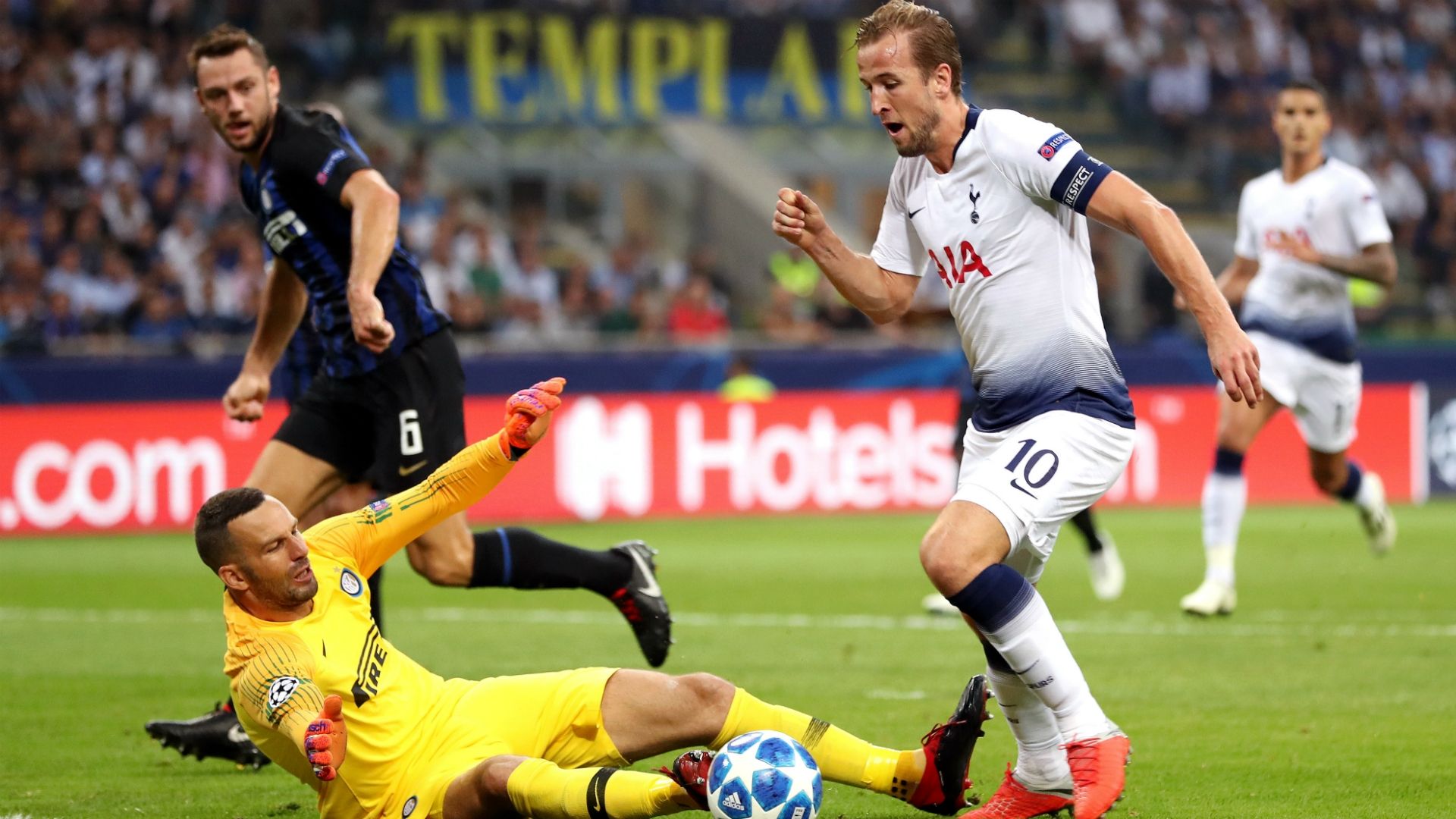 Samir Handanovic Harry Kane Inter Tottenham Champions League