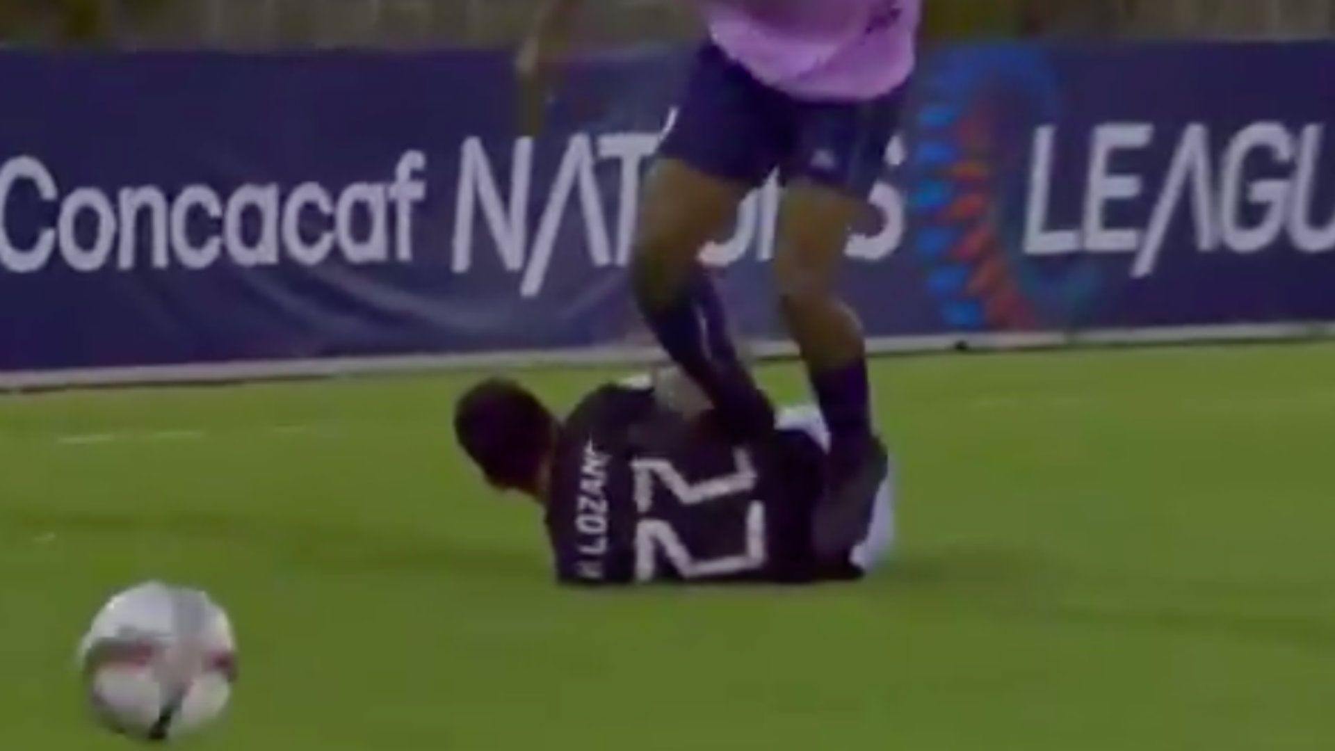 Pisotón Chucky Lozano