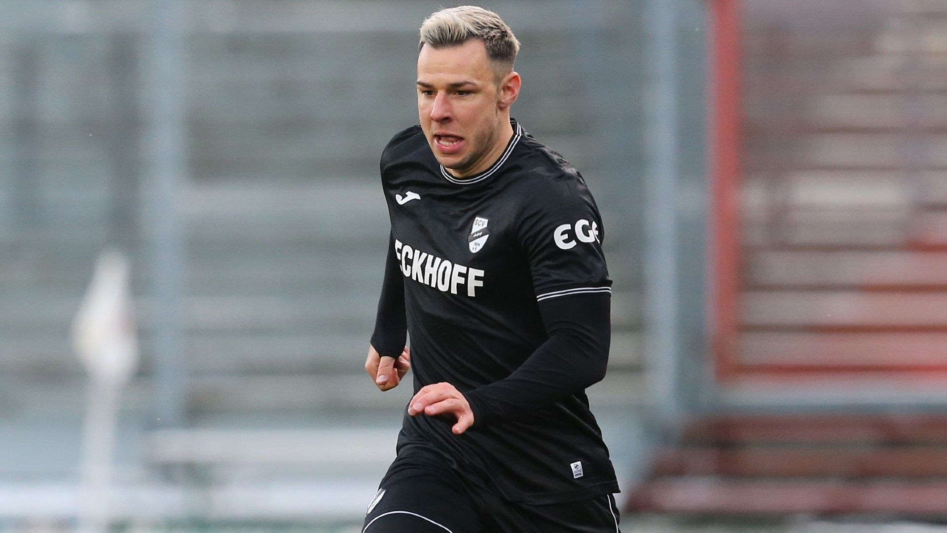 Niko Kijewski of Verl runs with the ball 