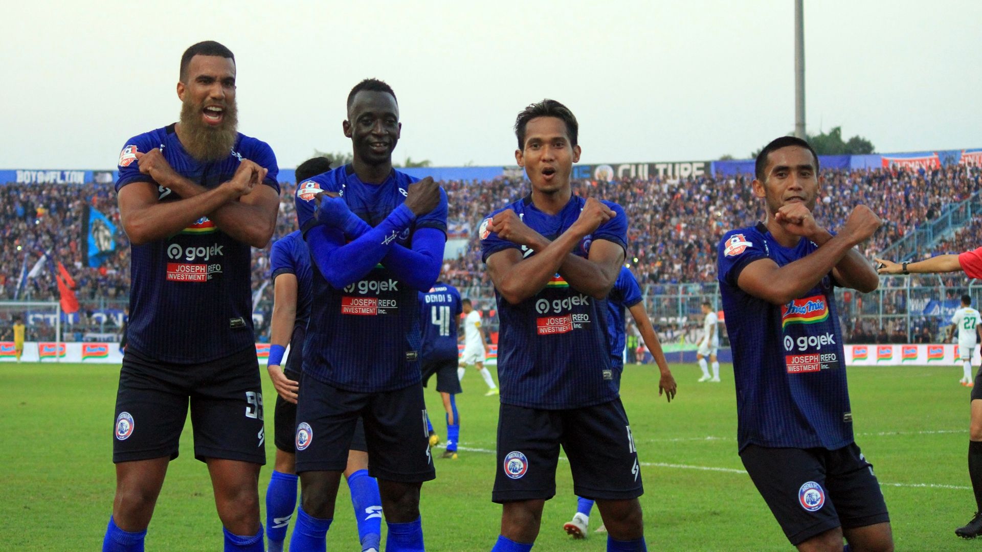 Selebrasi - Arema FC - Makan Konate - Sylvano Comvalius - Hendro Siswanto