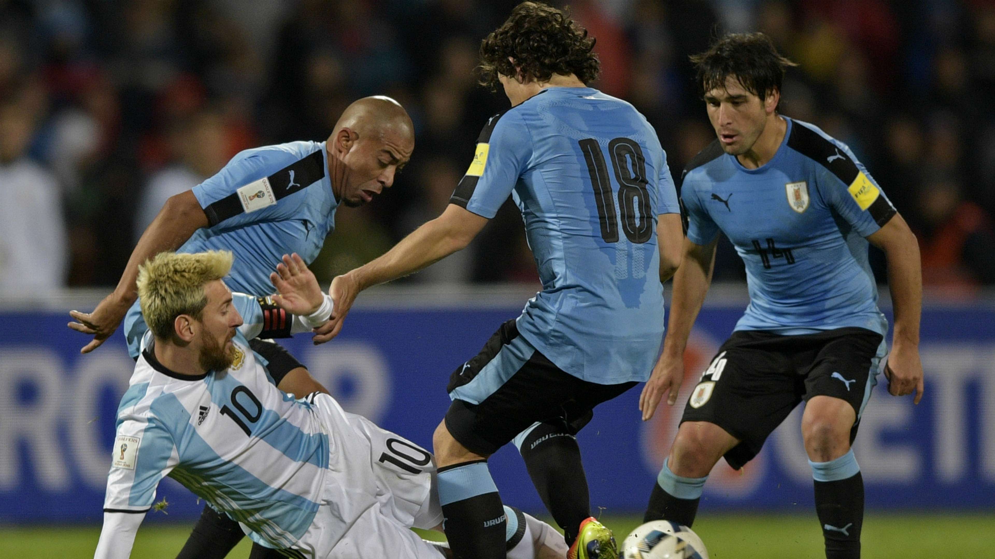 Lionel Messi Mathias Corujo Argentina Uruguay 01092016