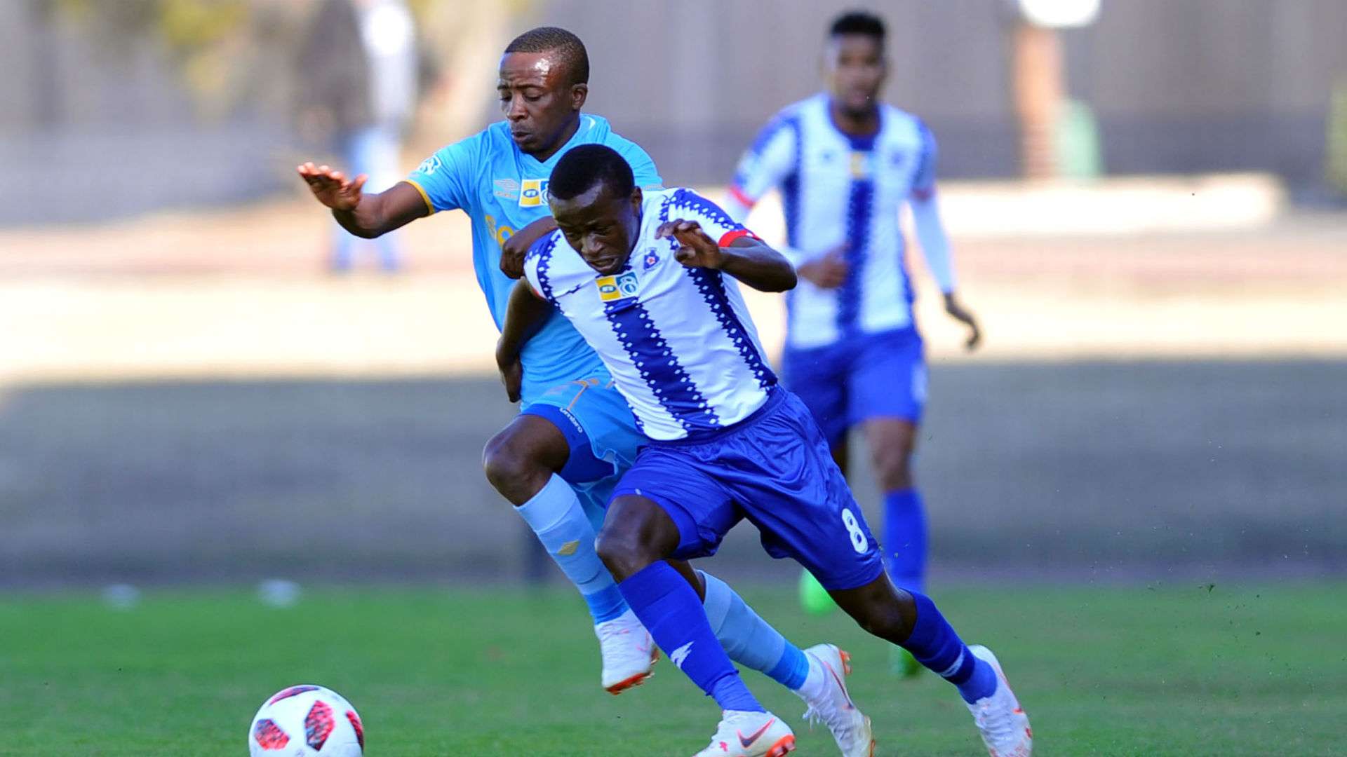 Siphesihle Ndlovu of Maritzburg United is challenged by Thabo Nodada of Cape Town City, August 2018