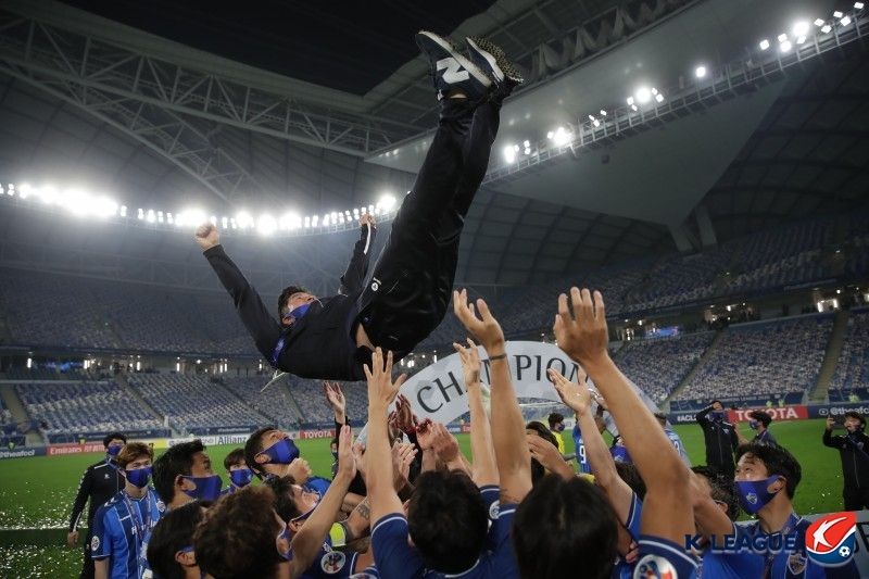 울산 김도훈 감독 ACL 우승 행가래