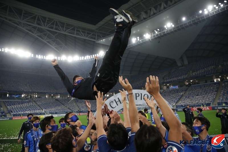 울산 김도훈 감독 ACL 우승 행가래