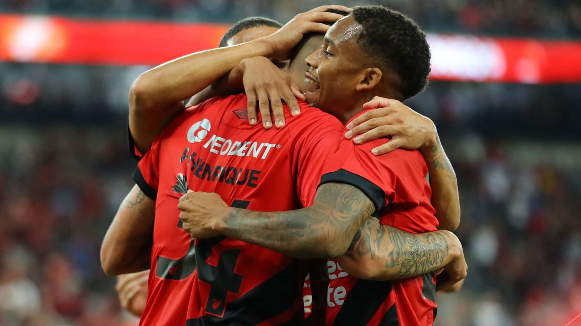Jogadores do Athletico comemoram gol na vitória sobre o Goiás, pelo Brasileirão 2023