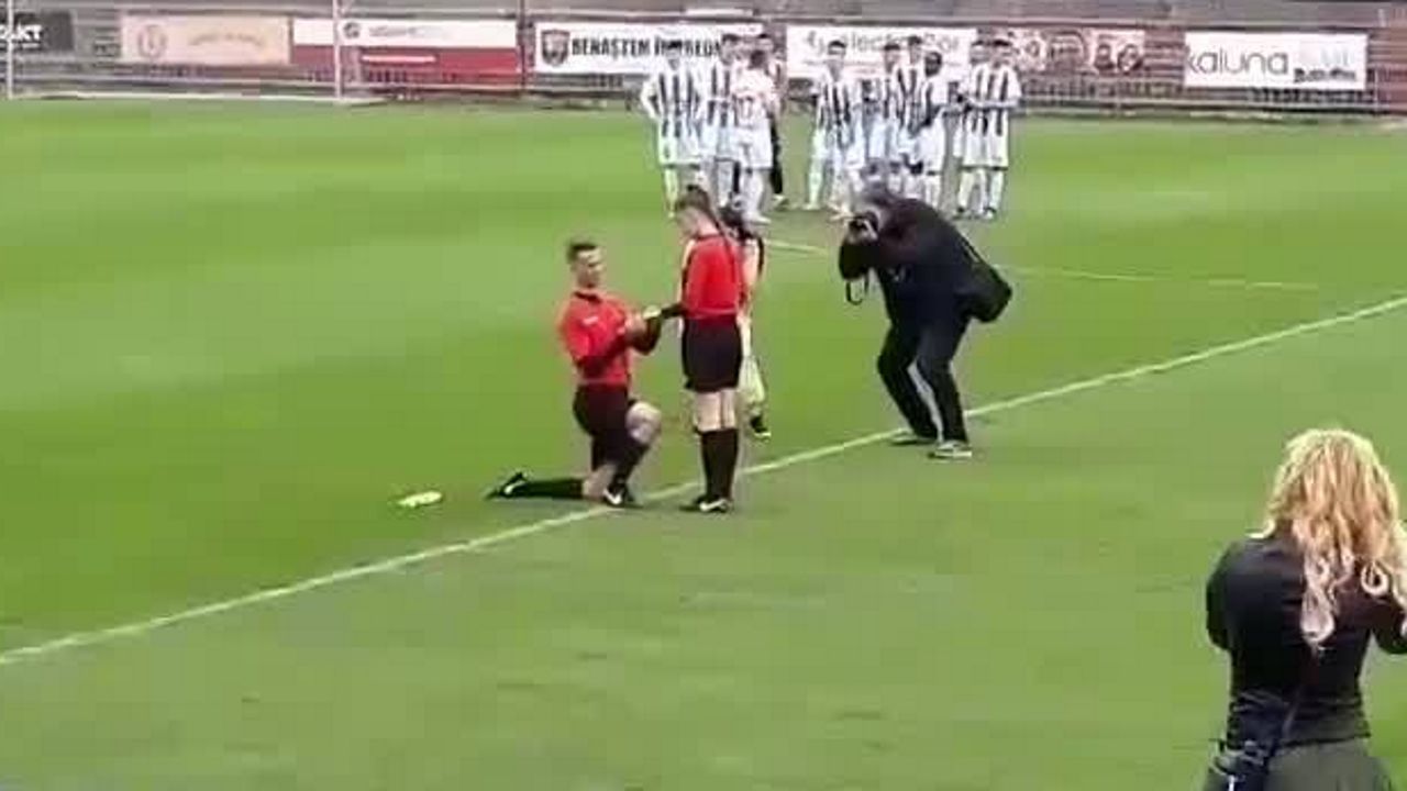 Romenia Arbitro pedido de casamento 2019