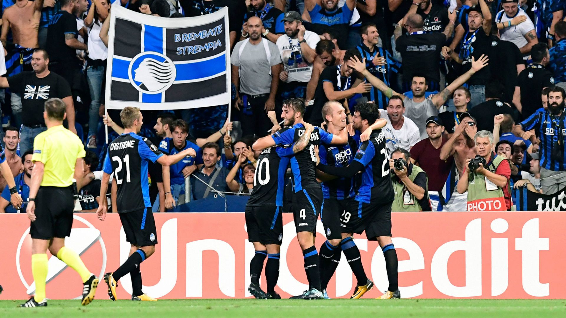 Atalanta celebrates Everton Europa League