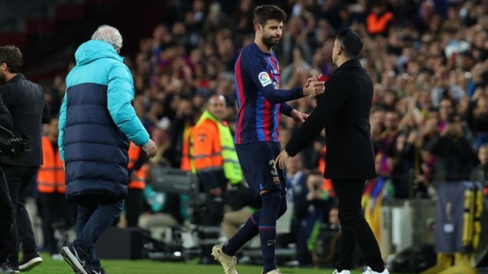 Piqué y Xavi Hernández, Barcelona vs. Almería