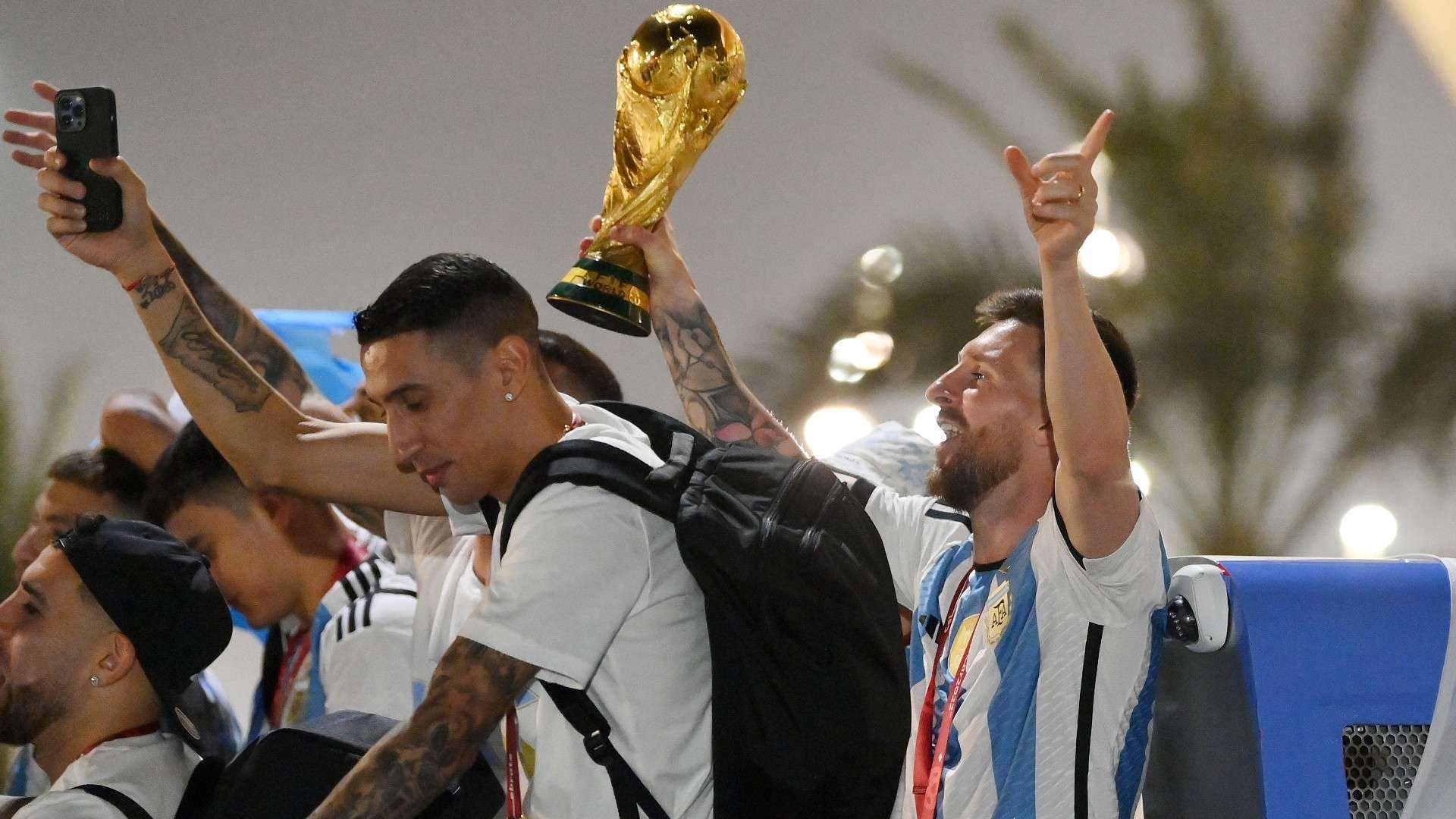 Angel Di Maria Lionel Messi Argentina World Cup trophy 2022