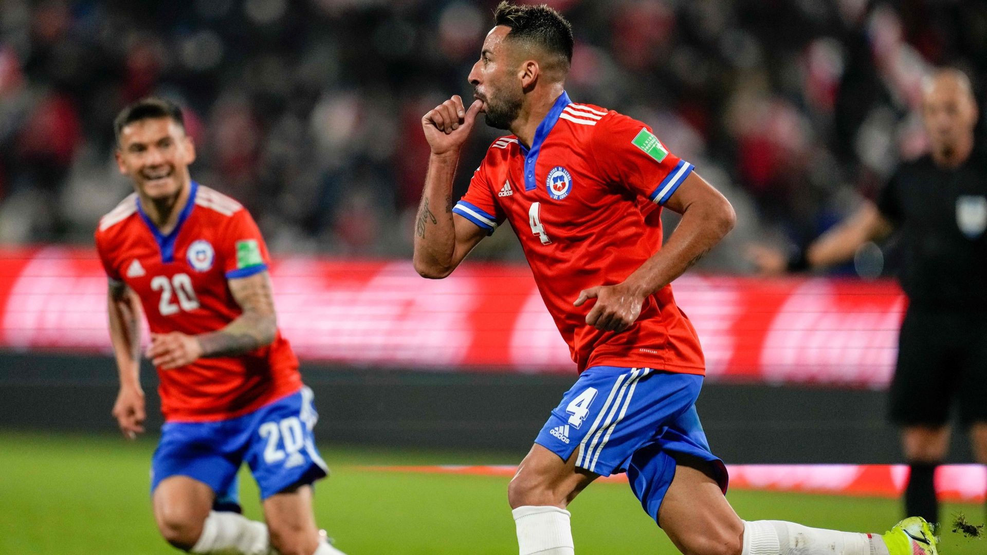 101021 Chile Paraguay Mauricio Isla y Charles Aránguiz