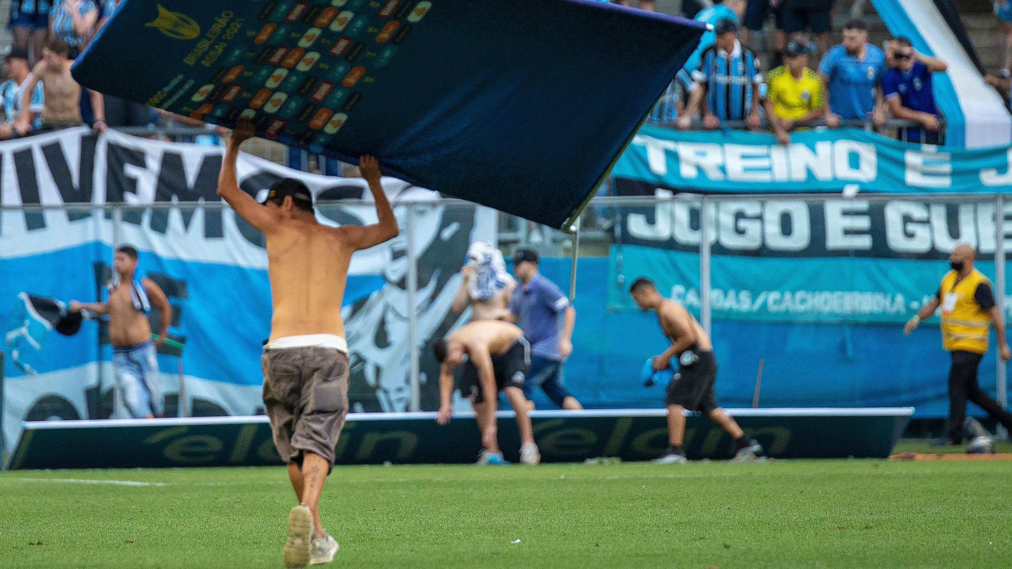 Torcedores do Grêmio invadem gramado em derrota para o Palmeiras na Arena
