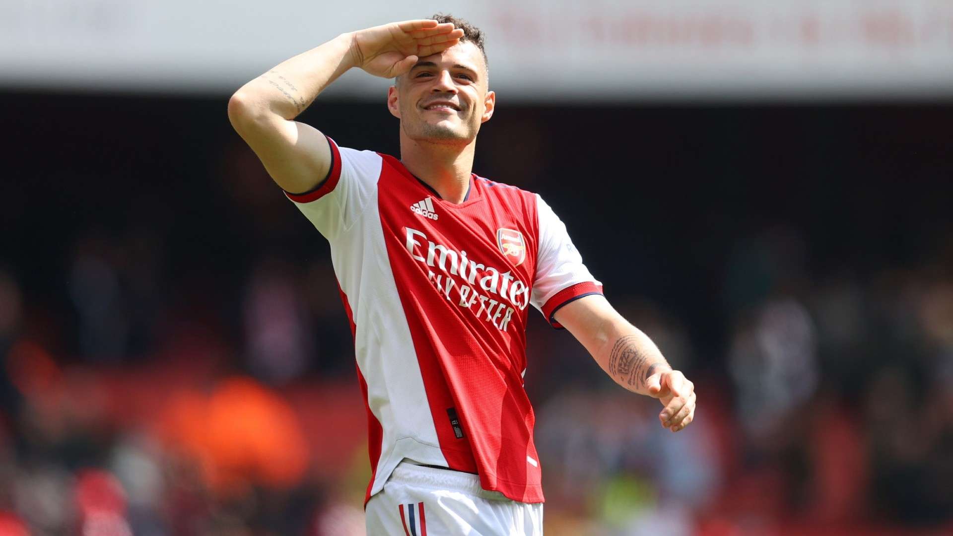 Granit Xhaka Kimdir? Kaç Yaşında? Hangi Pozisyonda Oynuyor? 3 Granit Xhaka Kimdir? Granit Xhaka, İsviçre milli takımının kaptanı ve Bundesliga ekibi Bayer Leverkusen’in dinamosudur. Liderlik özellikleri, agresif orta saha karakteri ve sahadaki sorumluluk bilinciyle tanınan Granit Xhaka, modern futbolun hem teknik hem fiziksel açıdan dengeli oyuncularındandır. Granit Xhaka Kaç Yaşında?