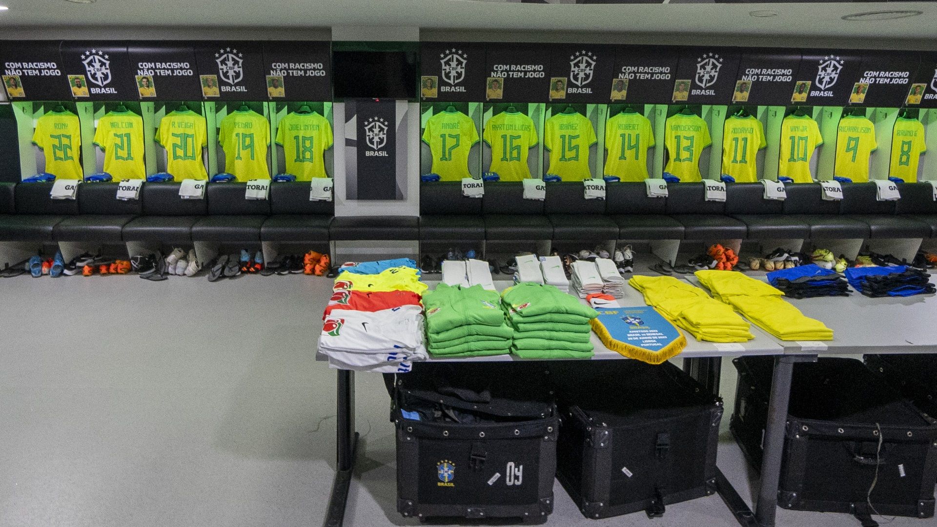 Camisas seleção brasileira antes de amistoso contra Senegal, em 2023