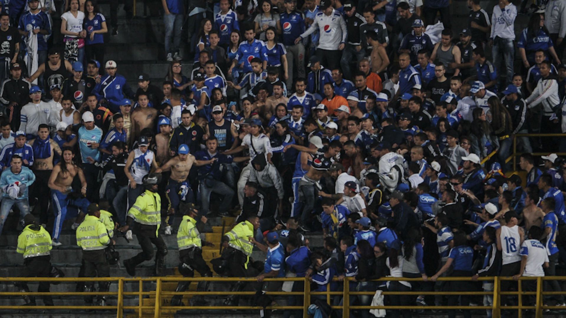 Pelea hinchas de Millonarios