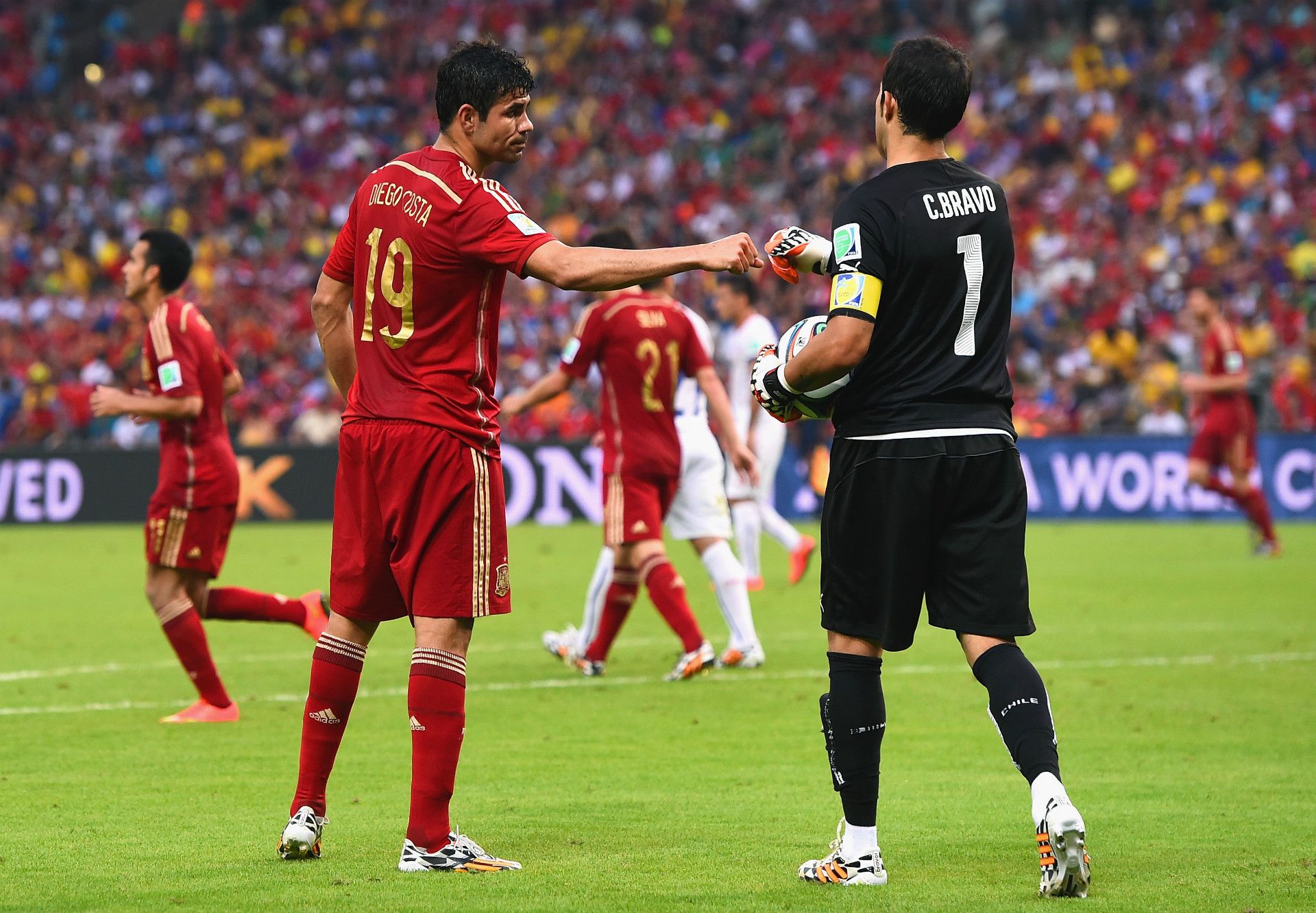 Diego Costa Claudio Bravo Spain Chile 2014 World Cup Group B 06182014