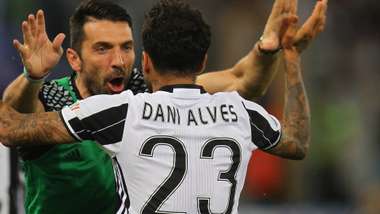 Buffon Dani Alves Juventus Lazio Coppa Italia