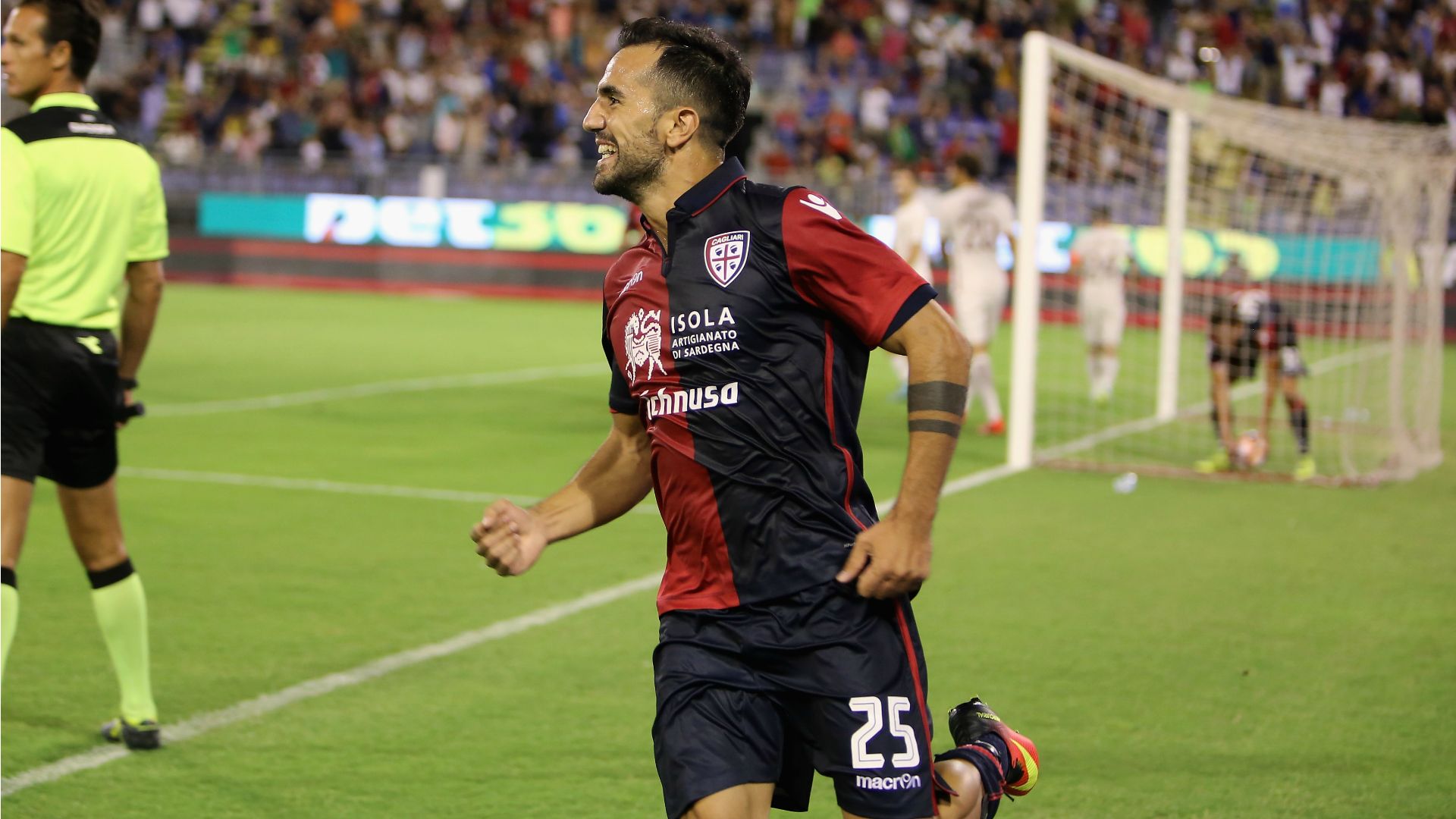 Marco Sau celebrates his scoring Cagliari Roma Serie A 28082016