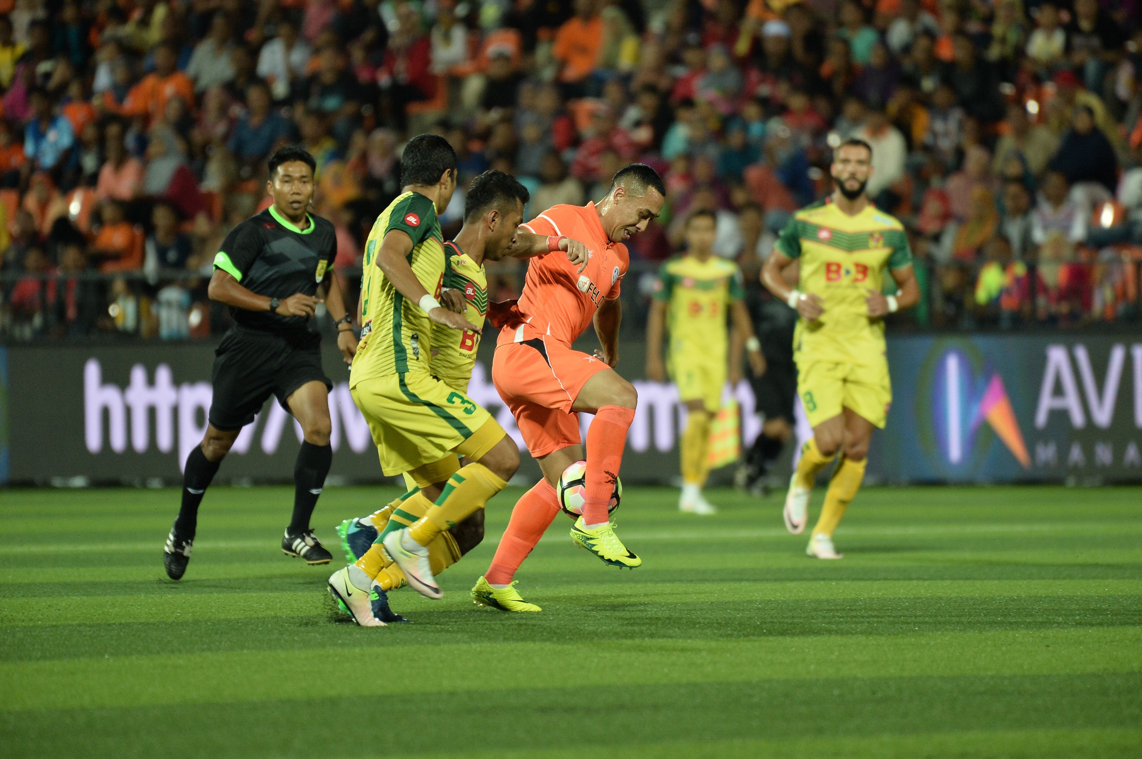 Norshahrul Idlan and Akram Mahinan Felda United Kedah Super League 4/2/17