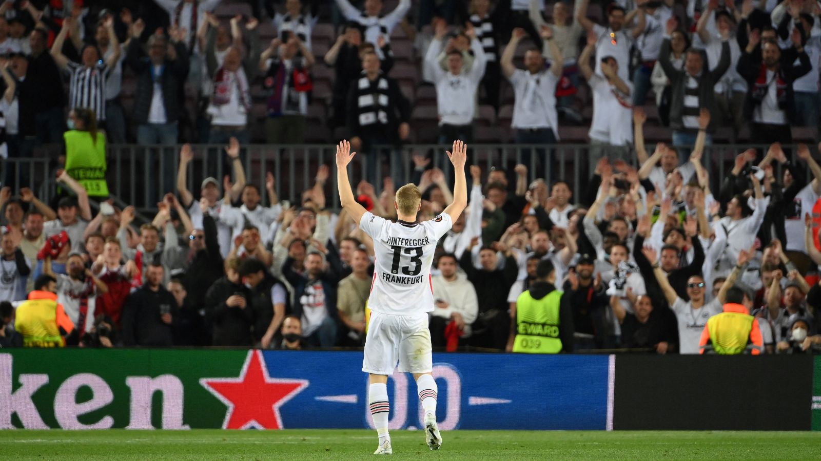 Galería: aficionados del Eintracht Frankfurt toman el Camp Nou y montan una fiesta en Barcelona