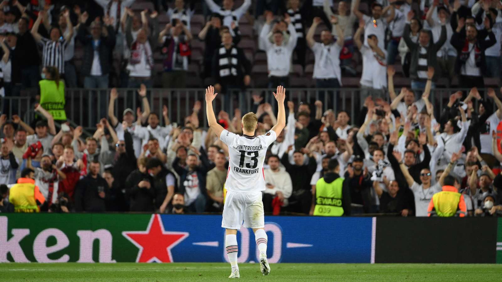 Galería: aficionados del Eintracht Frankfurt toman el Camp Nou y montan una fiesta en Barcelona
