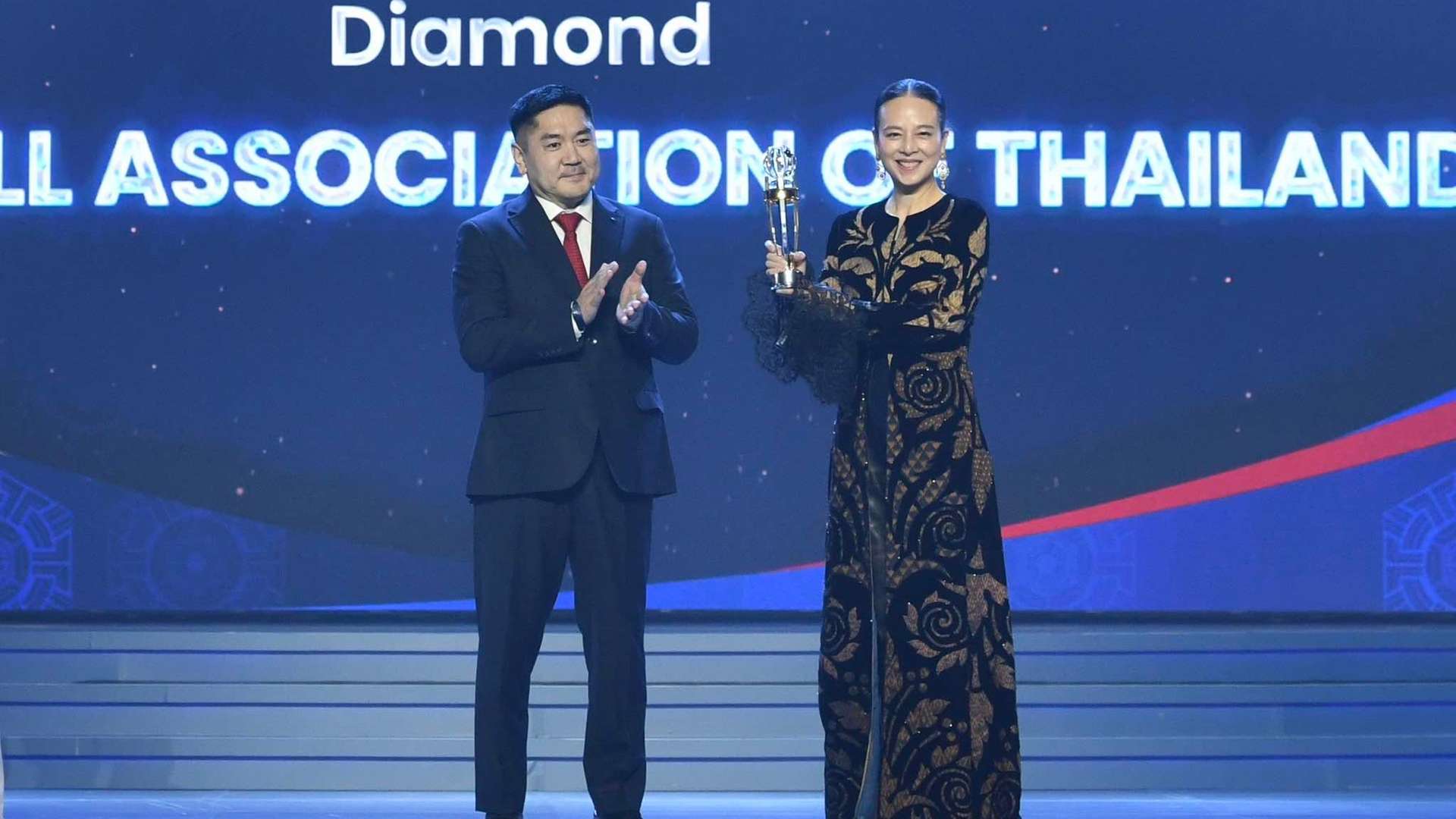 นวลพรรณ ล่ำซำ