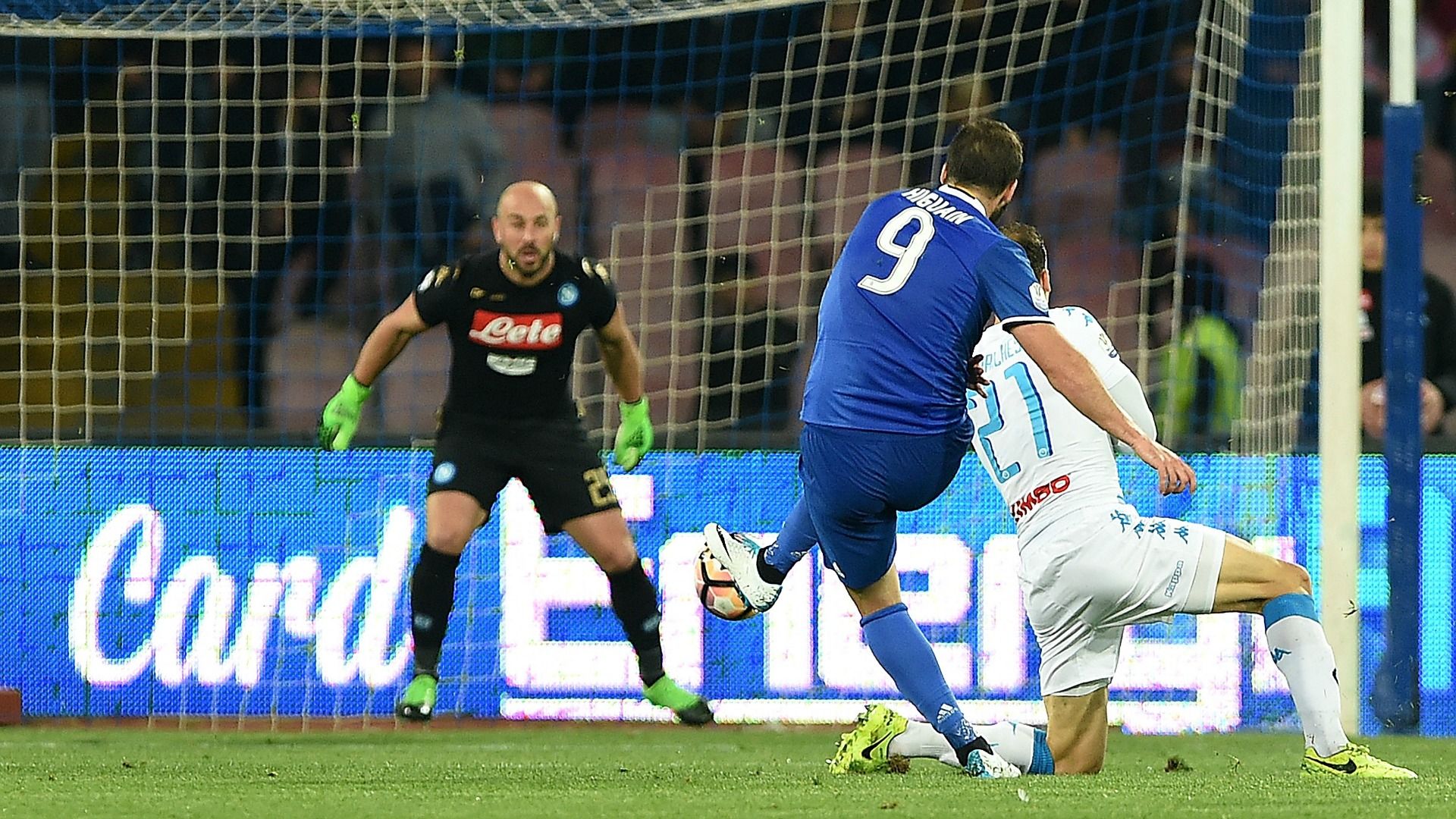 Gonzalo Higuain Pepe Reina Napoli Juventus