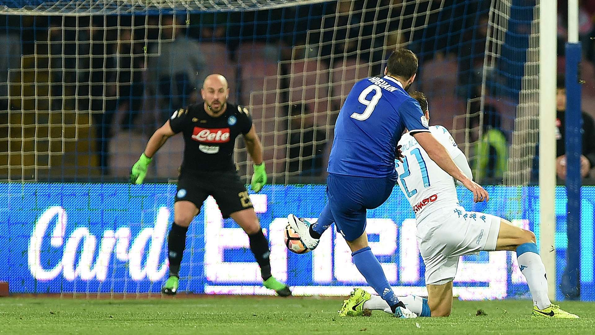 Gonzalo Higuain Pepe Reina Napoli Juventus