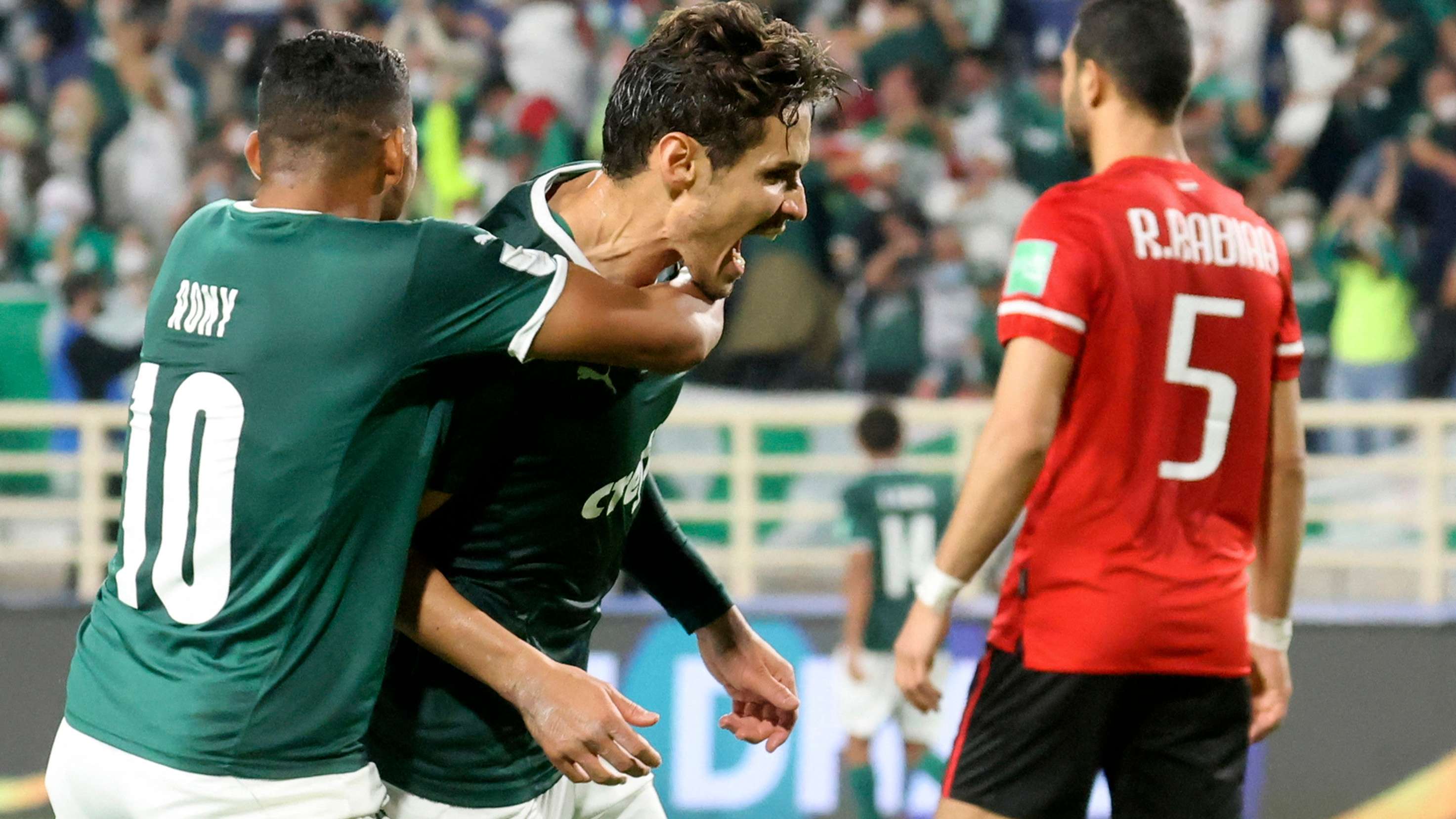 Raphael Veiga abriu o placar para o Palmeiras contra o Al-Ahly
