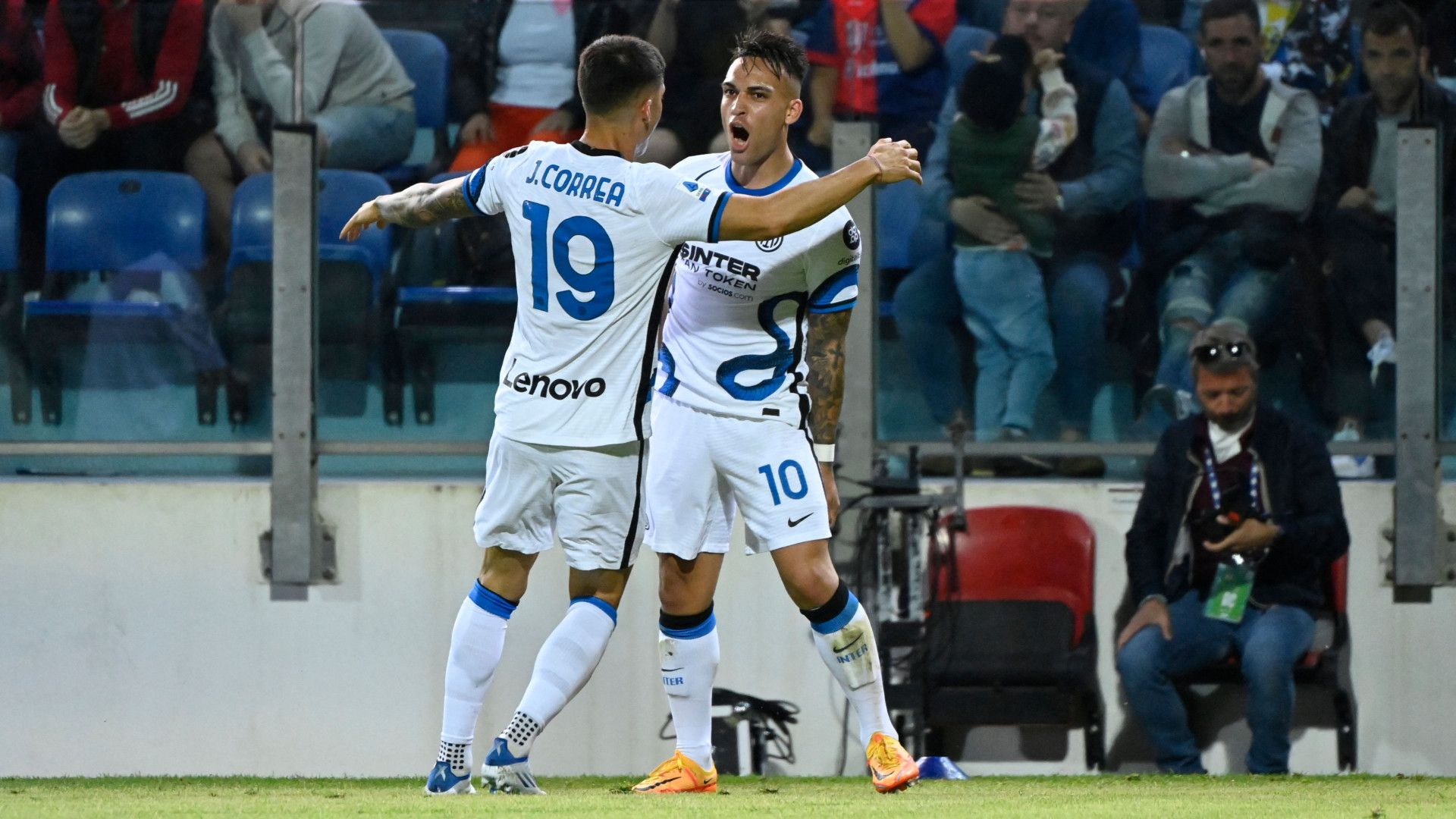 Lautaro Martinez celebrate Cagliari Inter Serie A 202122