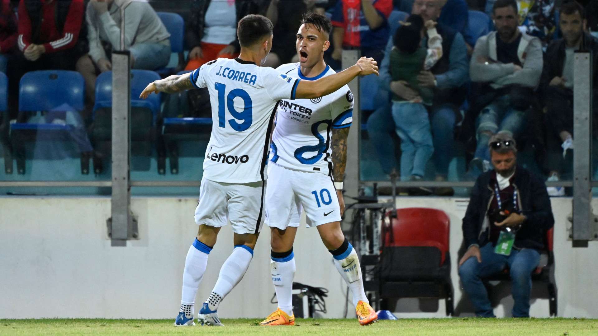 Lautaro Martinez celebrate Cagliari Inter Serie A 202122