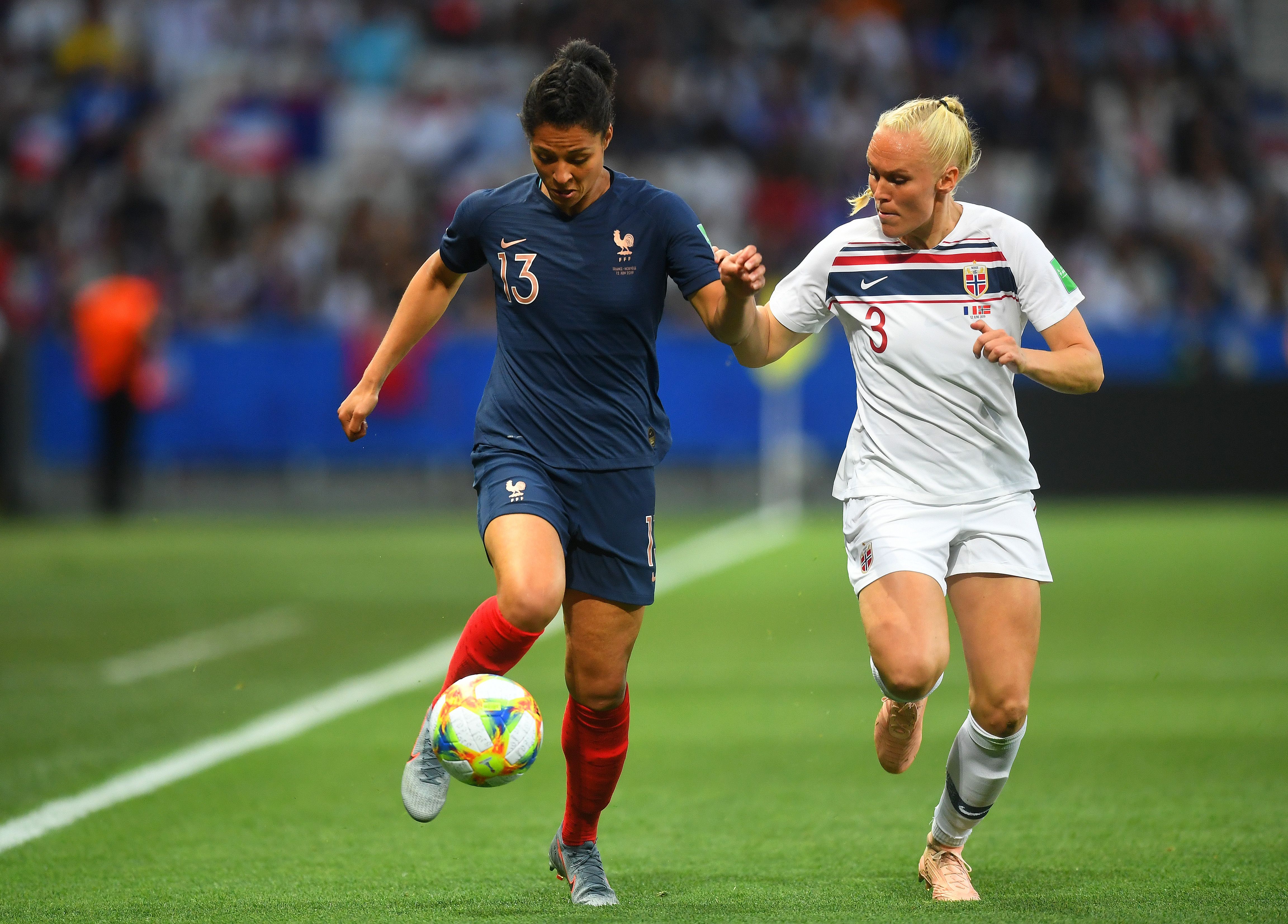 Valerie Gauvin, da França, disputa lance com Maria Thorisdottir, da Noruega