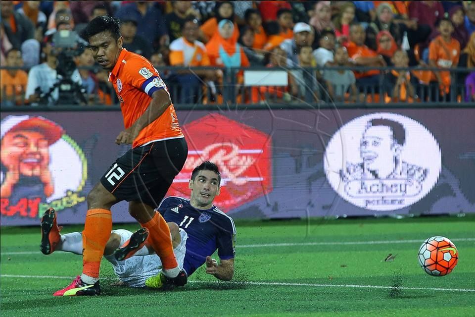 Felda United's Shukor Adan (standing) 2016