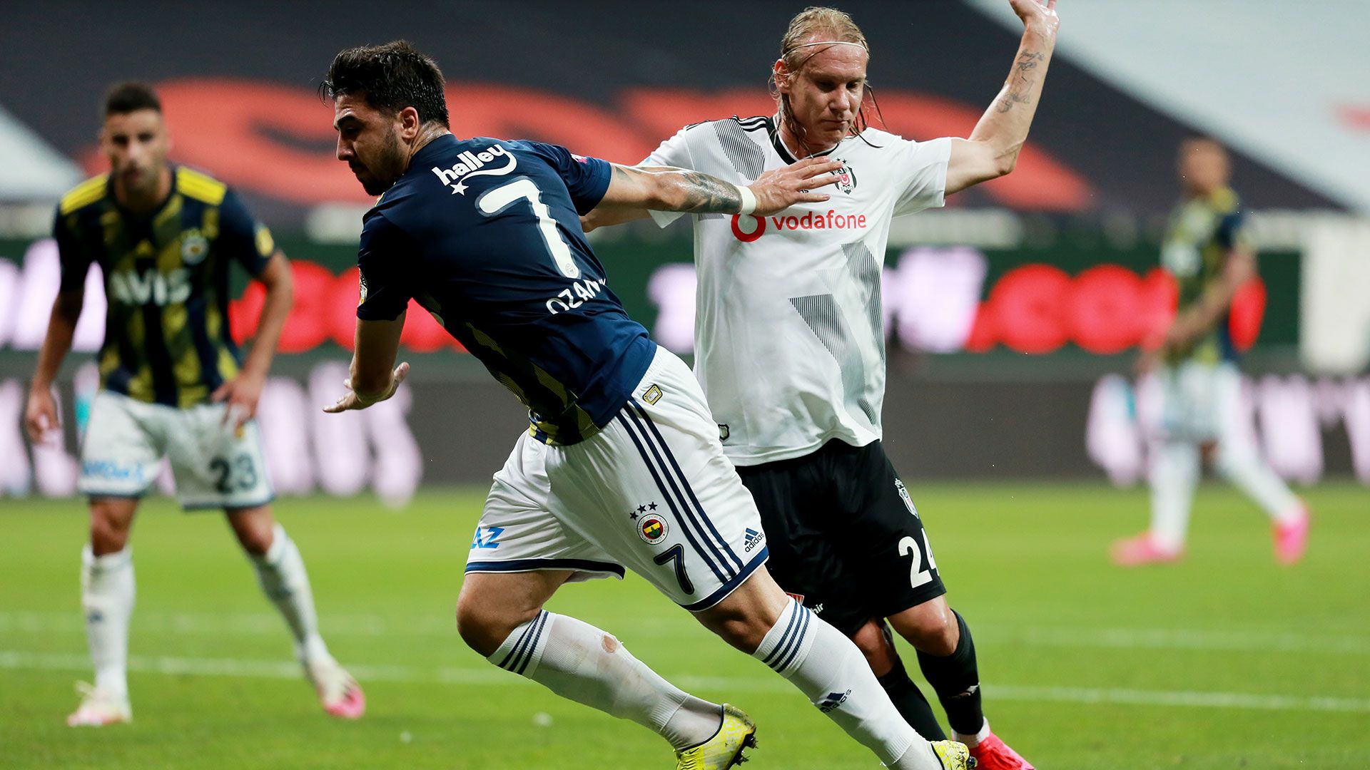 Ozan Tufan Domagoj Vida Fenerbahce Besiktas