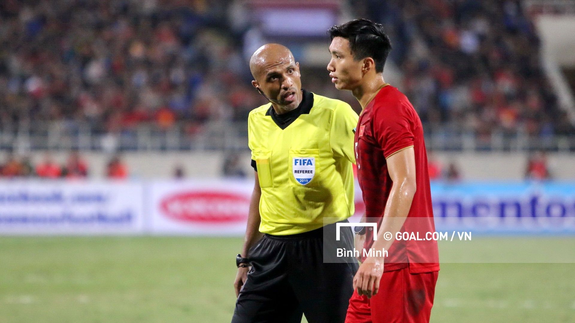 Referee Ahmed Al-Kaf - Doan Van Hau | Thailand vs Vietnam | World Cup 2022 qualification. Kết quả Việt Nam 0-0 Thái Lan. Bùi Tiến Dũng bị từ chối bàn thắng. Văn Hậu phạm lỗi với Kawin. Akira Nishino. Đặng Văn Lâm. Đoàn Văn Hậu. Park Hang-seo. Trọng tài Ahmed Al-Kaf. Highlights Việt Nam 0-0 Thái Lan. TRỰC TIẾP VTC1 Việt Nam vs Thái Lan. Link xem Việt Nam. Xem trực tiếp Việt Nam vs Thái Lan. Trực tiếp bóng đá hôm nay. Xem VTC1. Vòng loại World Cup 2022. Xem VTV5. Nguyễn Tuấn Anh. Nguyễn Công Phượng. Supachok Sarachat. Việt Nam vs Thái Lan. Xem trực tiếp trận Việt Nam - Thái Lan ở kênh nào? Đội tuyển Việt Nam. Lịch thi đấu tuyển Việt Nam. V.League. Chuyển nhượng. Chuyển nhượng V.League. Trực tiếp bóng đá hôm nay. Xem bong da. Bong da. Kết quả bóng đá. Park Hang-seo. Chanathip Songkrasin. Akira Nishino.