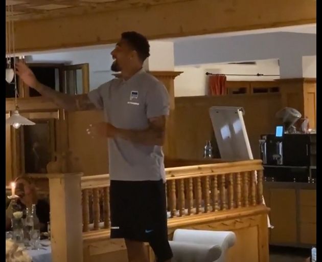 KEVIN PRINCE BOATENG HERTHA BSC BERLIN SINGEN CHOR