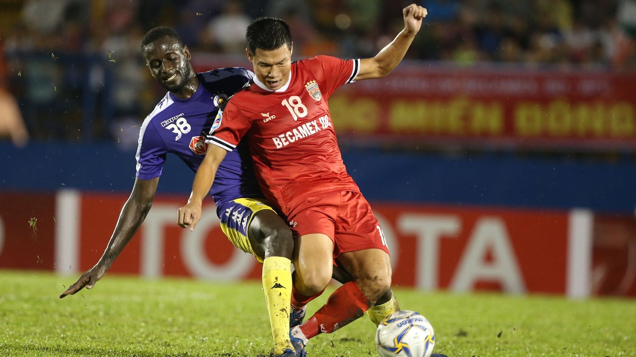 Tran Huu Dong Trieu vs Papa Ibou Kebe Binh Duong vs Ha Noi FC ASEAN Zone AFC Cup Finals