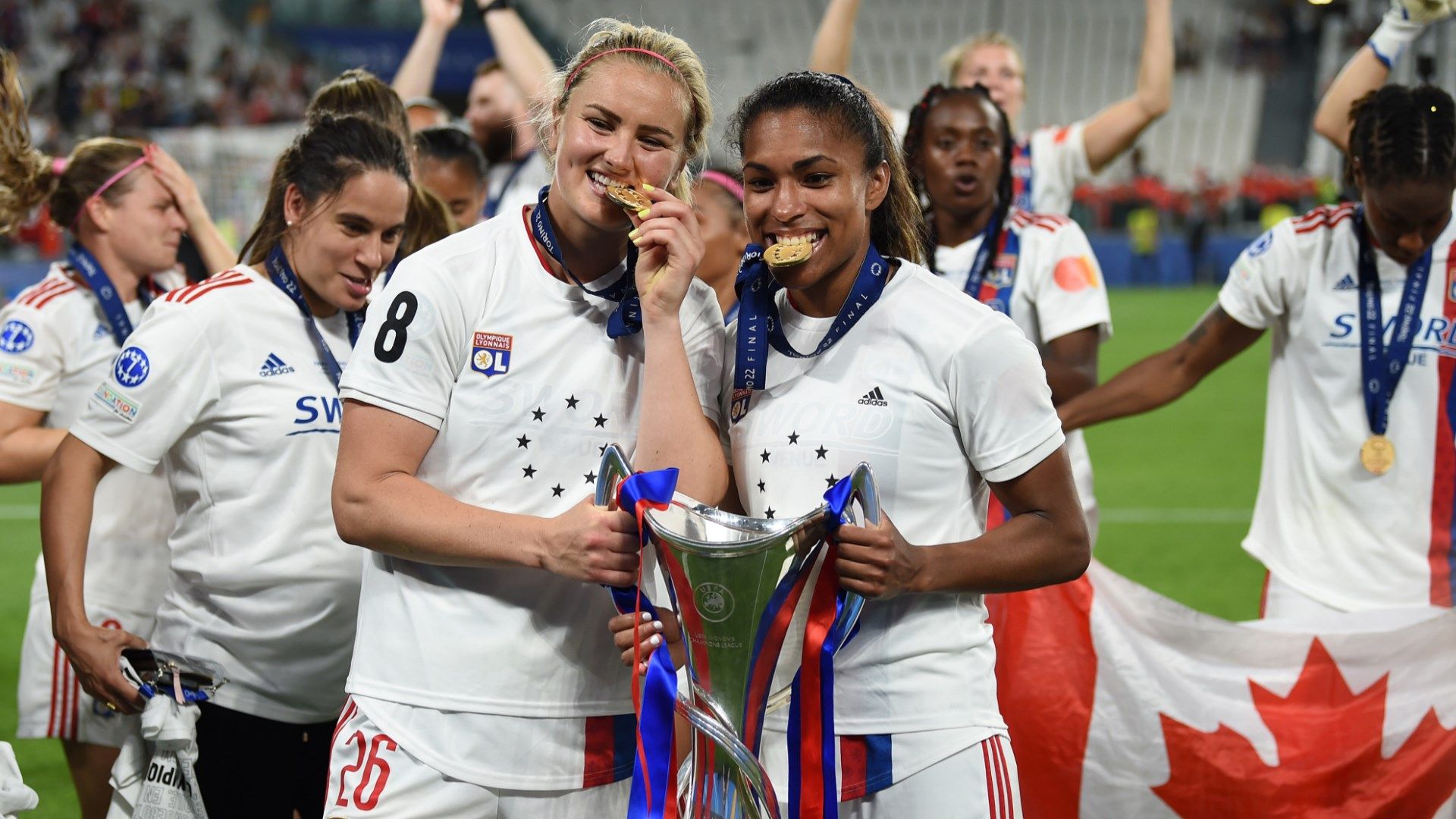 Lindsey Heaps Catarina Macario Lyon UWCL trophy 2021-22