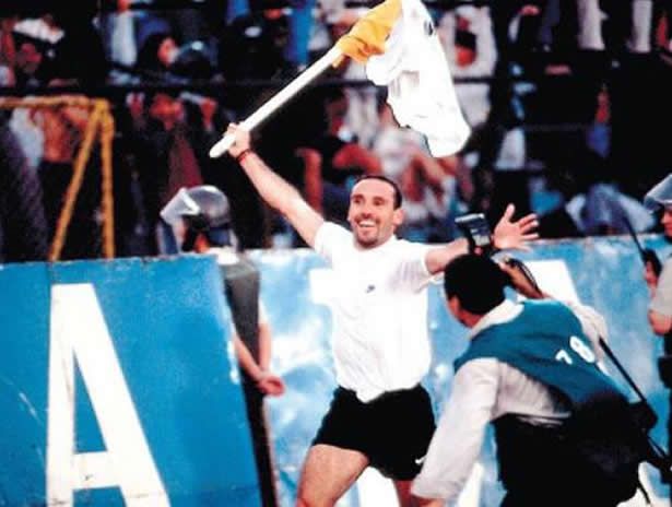 Marcelo Espina y el tradicional festejo con el banderín.