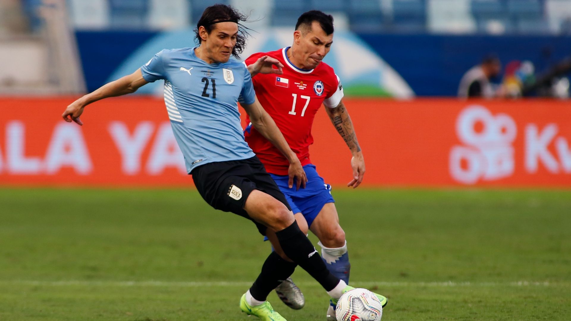 Edinson Cavani - Gary Medel Uruguay Chile Copa América 2021