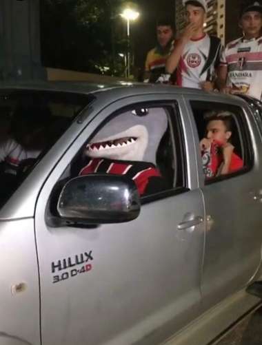 Tutuba, mascote do Ferroviário, chega a jogo dirigindo em Hillux