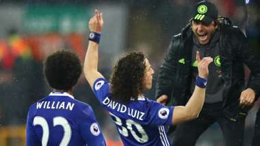 HD David Luiz Chelsea celebrate v Liverpool