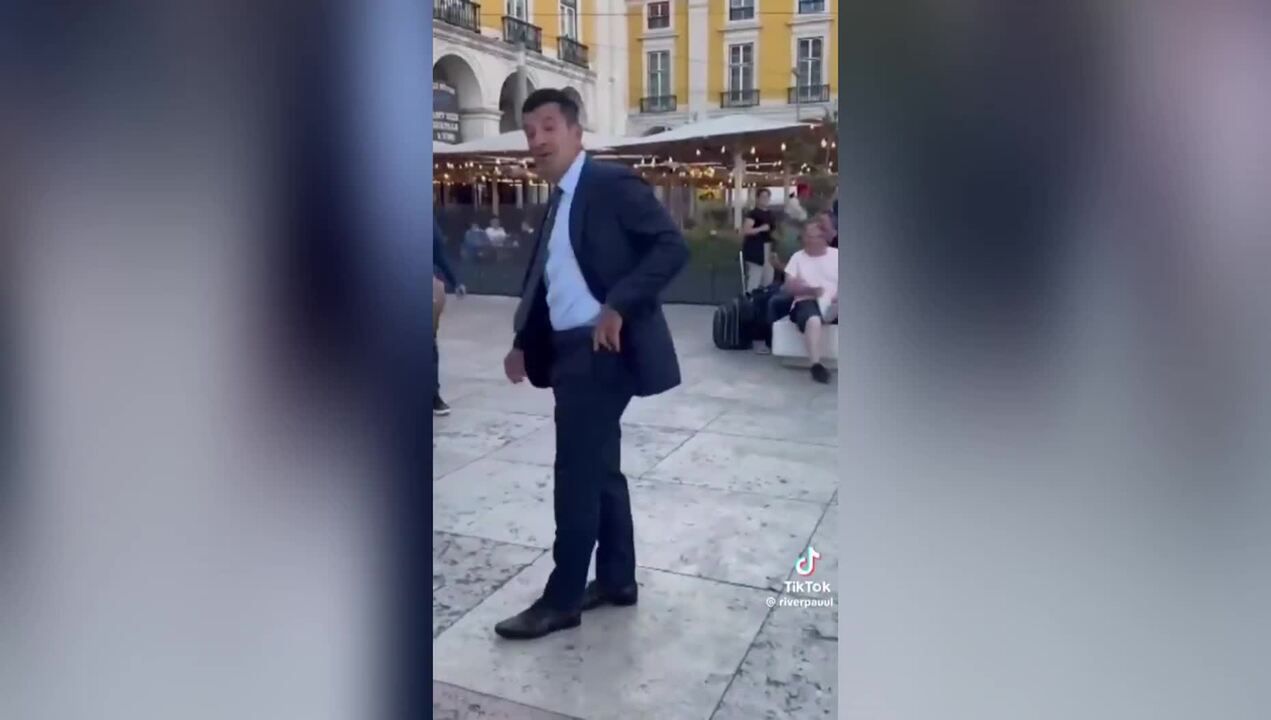Luis Figo confronta torcedor com gesto obsceno após ser chamado de traidor