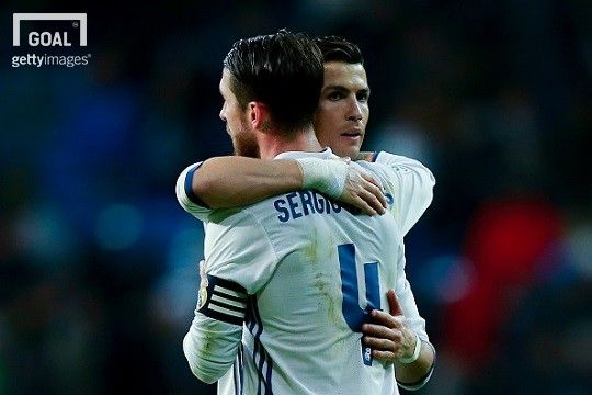 레알 마드리드 주장 라모스와 전 동료 호날두가 포옹하는 모습. 사진=게티이미지