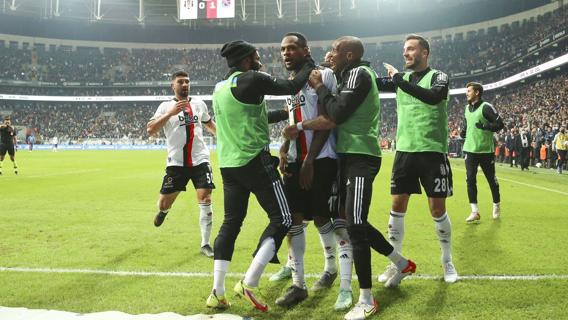 Beşiktaş celebration Cyle Larin Atiba Hutchinson Kenan Karaman