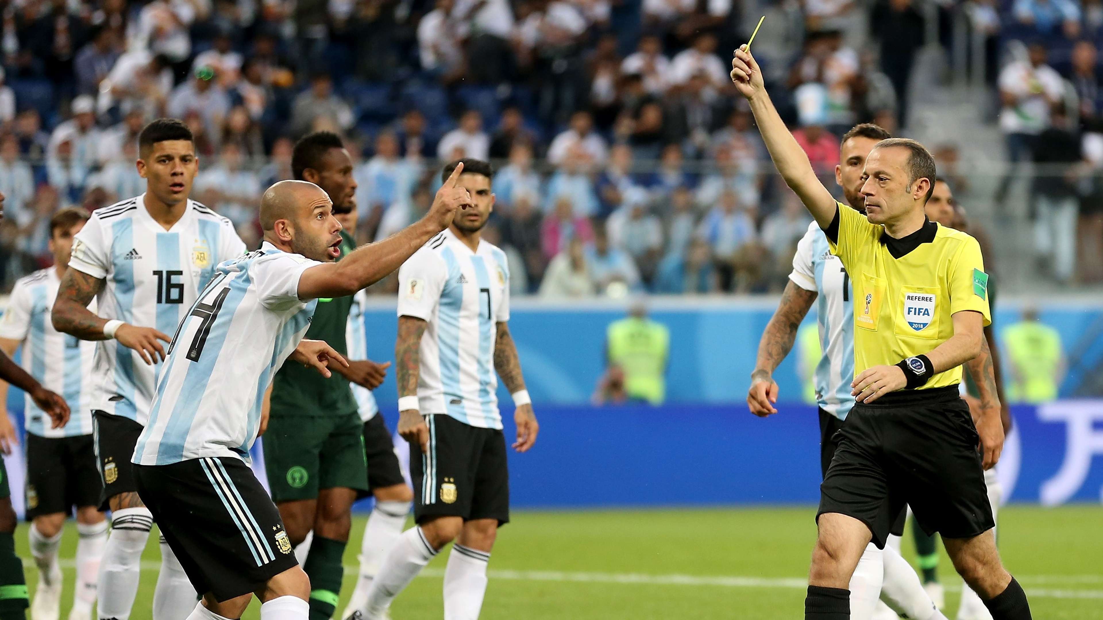 Javier Mascherano Cuneyt Cakir Nigeria Argentina 26062018