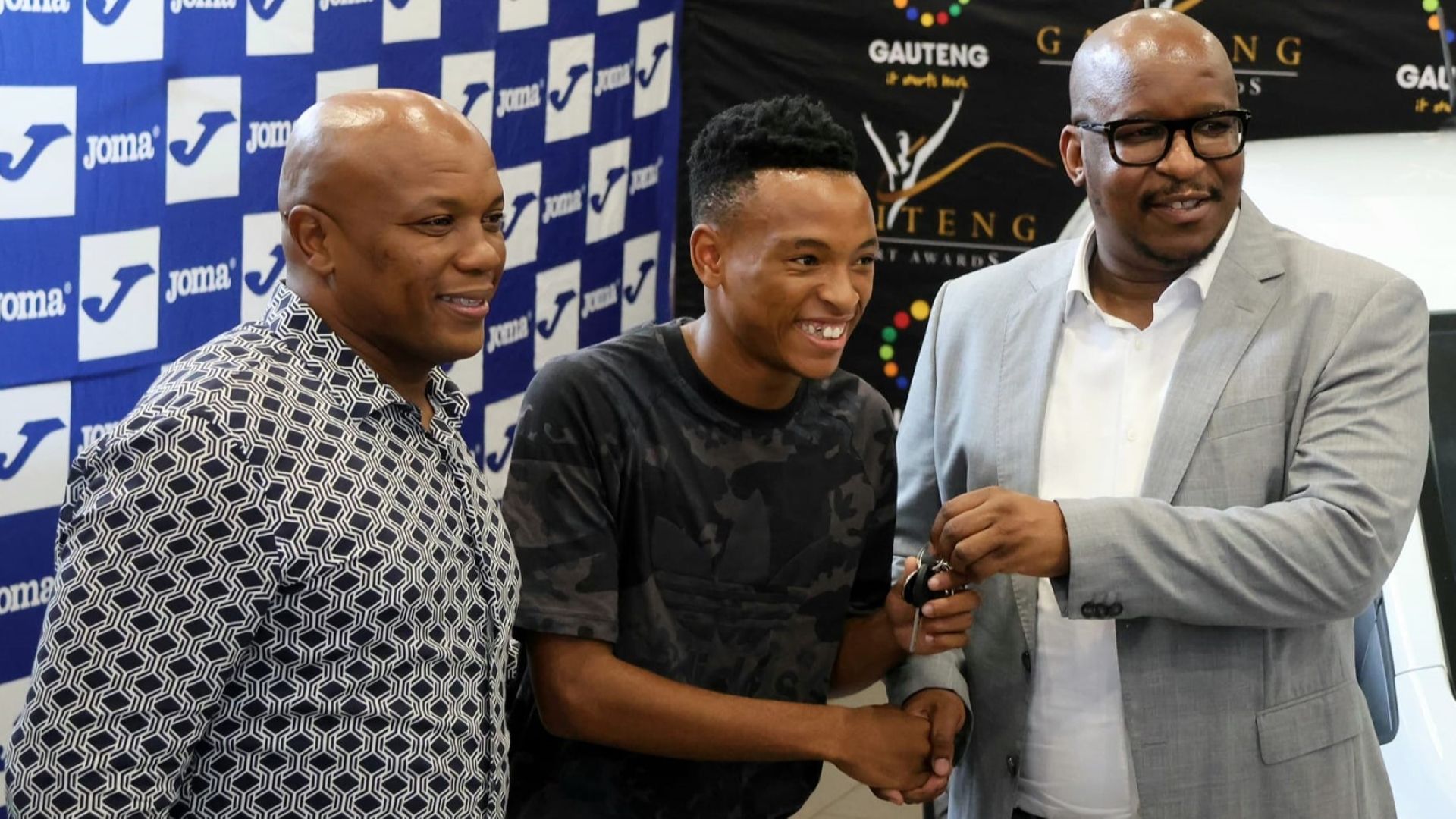 Relebohile Mofokeng's brand new car is here! Gauteng Department of Sport, Arts, Culture and Recreation rewards the Orlando Pirates winger - How would you rate it? | Goal.com South Africa