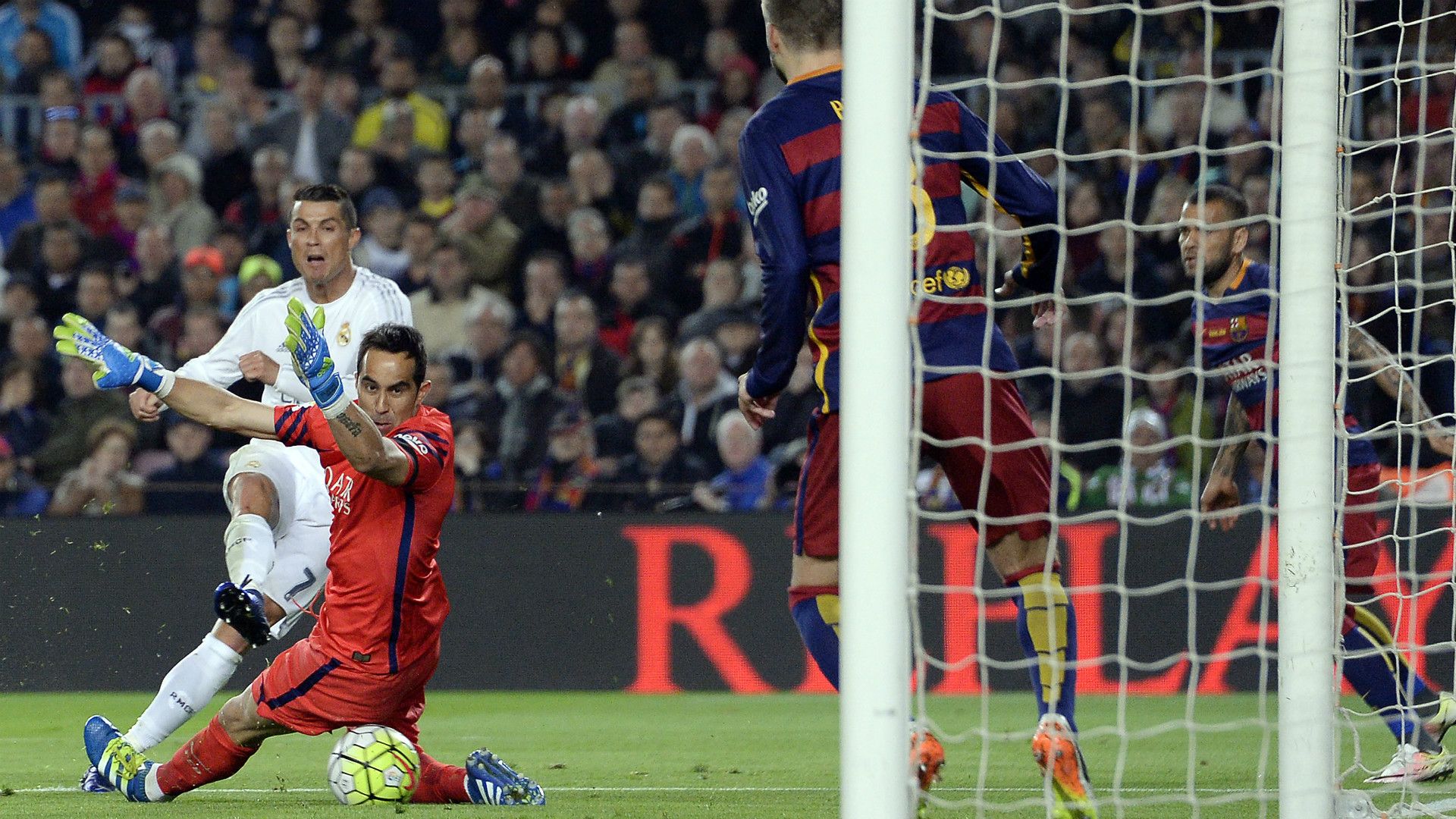 Cristiano Ronaldo Claudio Bravo Barcelona Real Madrid La Liga 02042016