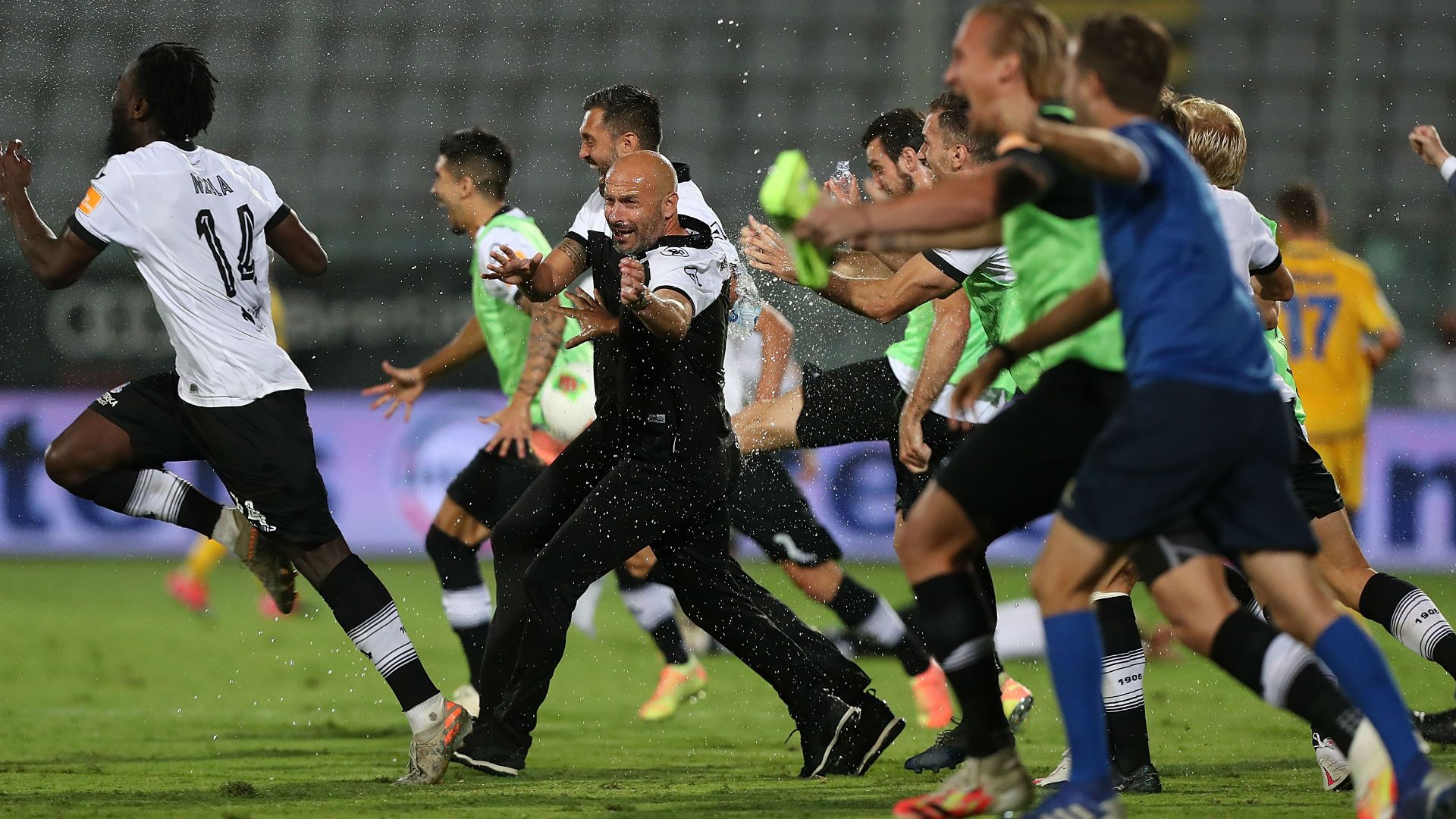 Spezia celebrating Serie A