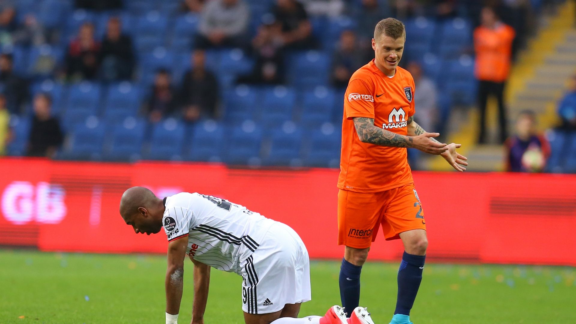 Ryan Babel Samuel Holmen Basaksehir Besiktas 04302017